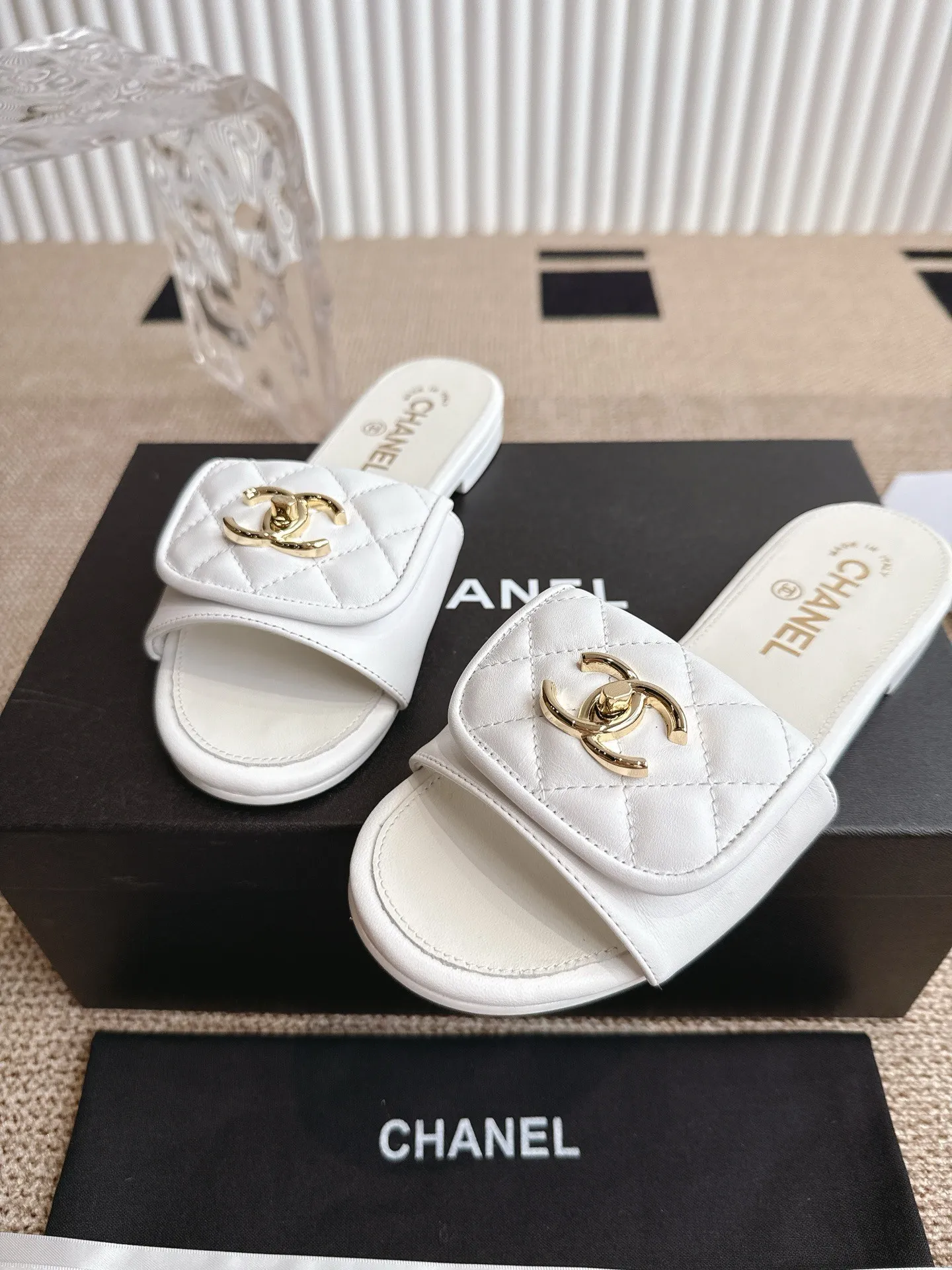 👟👟Ex-factory price 400👟👟 chanel 25ss new summer sandals ‼ ️ 2025 Chanel’s latest popular summer slippers are versatile, slimming and elegant, a slipper with great looks, perfect with any combination! Lazy slippers are worth recommending. Original custom-made sheepskin upper with original hardware buckle. Sheepskin lining. Italian leather outsole. Size: 35-40 (41.42 order)